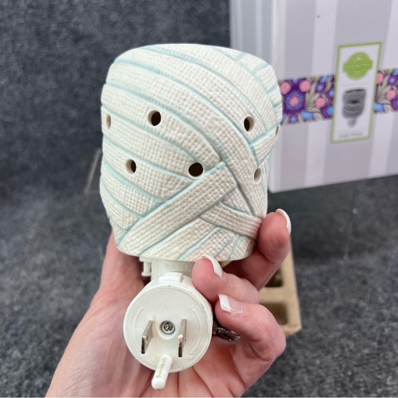 Scentsy Warmer Mummy Under Wraps Halloween Wax Warmer Wall Plug In With Box - Picture 3 of 9